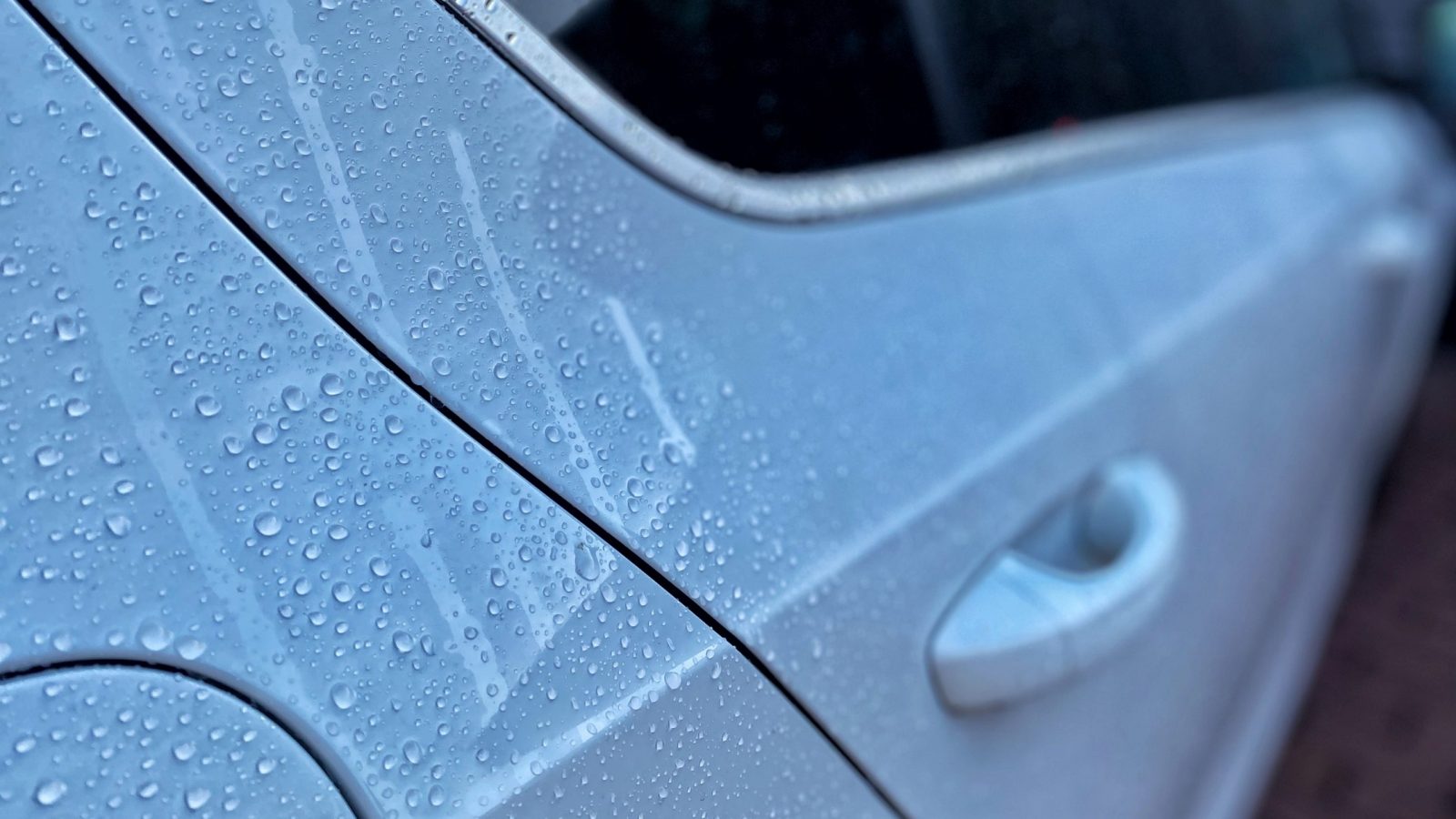 Hydrofobní schopnosti vosku který nanašíme na umyté auta.
